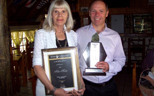 Nelia Muller (PB kantoor) en Stephen Weeden (eienaar)